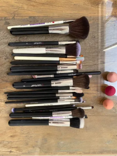 Kit de 20 pincéis + 3 mini esponjas Real Techniques + brinde!