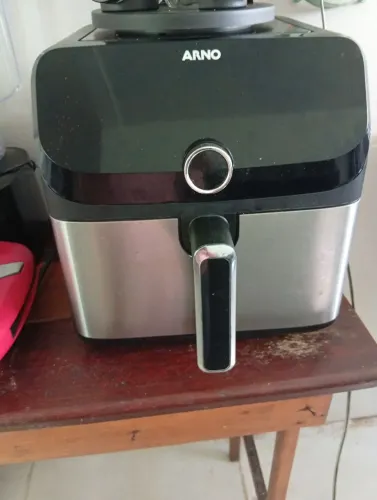 Uma Aifray de 7 litros preta seme nova