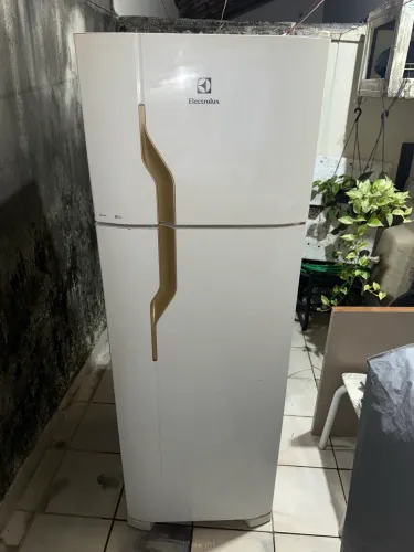 Geladeira Electrolux 260L Branca 127v