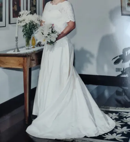 Vestido de Noiva Tam. 42/44 com Renda Artesanal