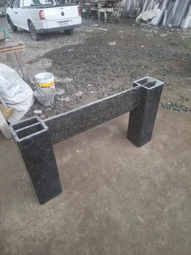 Pé de mesa em granito