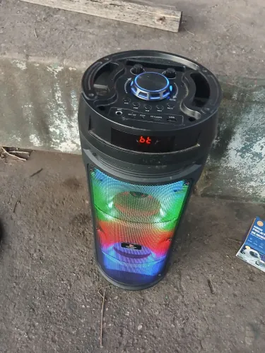 Caixa de som sem fio amplifica de torre com Led Bluetooth. Potente....suepr conservada