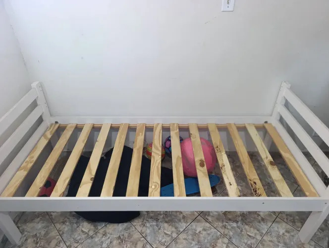 Vende-se cama solteiro da tok e stok c/ colchão $300,00 aceito proposta nada absurdas