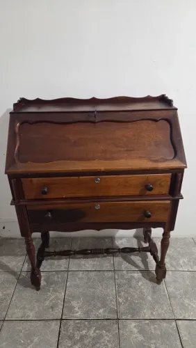Escrivaninha em madeira