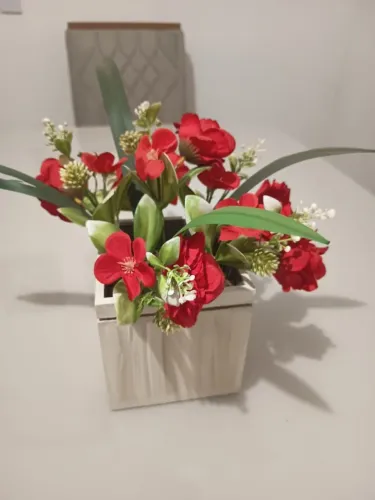 Arranjo Floral Artificial com Flores Vermelhas em Vaso Branco