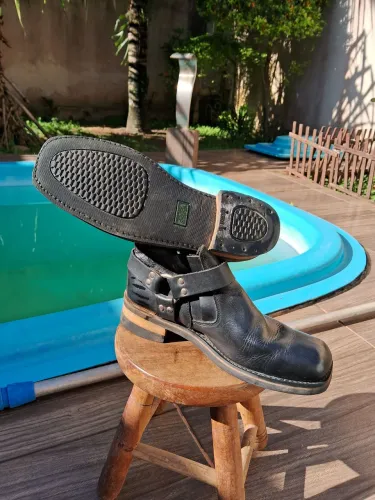 Bota nova de couro importada 