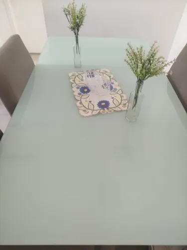 Lindo Conjunto de Mesa de Jantar 6 Lugares Seminova - Tampo de Vidro Branco + Cadeiras