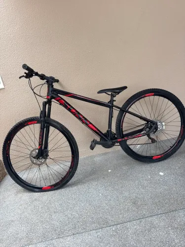 bike aro 29 em preto e vermelho