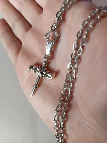 Crucifixo três pregos formando a Cruz. NOVO. Aço com banho de ródio. 60 cm e 4 mm.