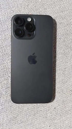 vendo iPhone 15 pro Max preto com 82% de bateria