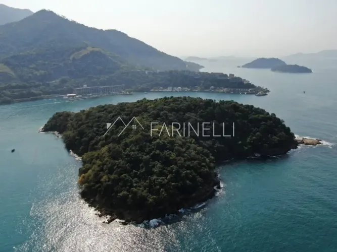 Ilha paradisíaca cercada por um mar verde cristalino e floresta tropical por tod