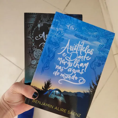 Kit 2 Livros Aristóteles e Dante Descobrem os Segredos do Universo Desapego