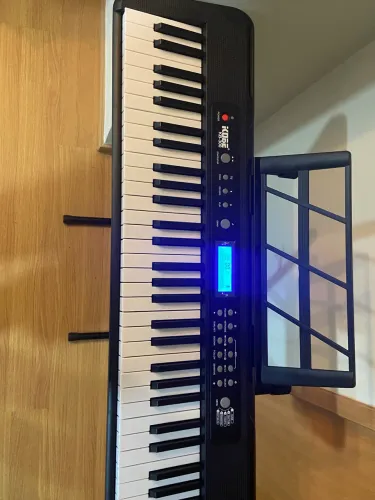 Teclado Musical Kobe Kb-300 61 Teclas Sensibilidade C/ Pedal e suporte
