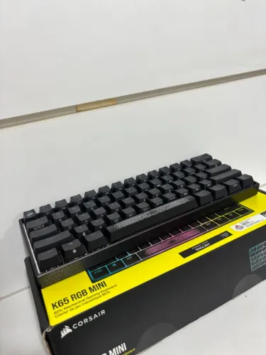Teclado Mecânico Gamer Corsair K65, Mini 60%, RGB, USB, Switch Cherry Red