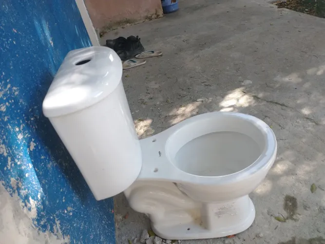 Vaso sanitário com caixa acoplada em barra de jangada 150