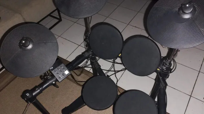 Bateria eletrônica semi nova