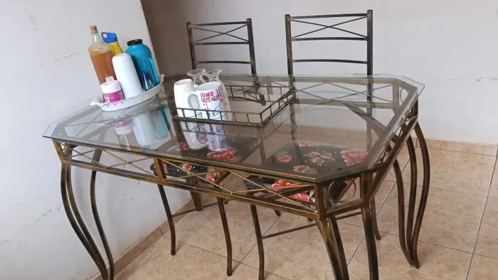 Mesa e cadeiras vidro e ferro ! Estampa de flor .