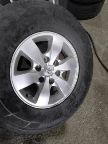 Vendo jogo de roda da Hilux aro 16 com pneus
