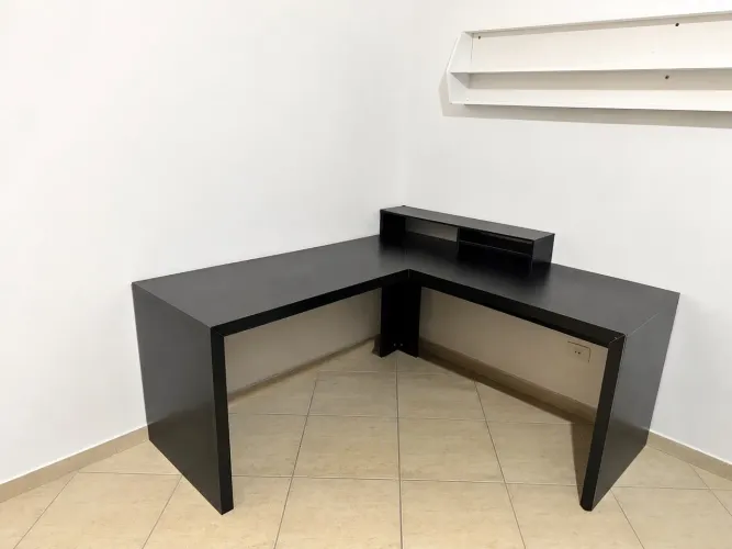 Mesa de escritório em L preta