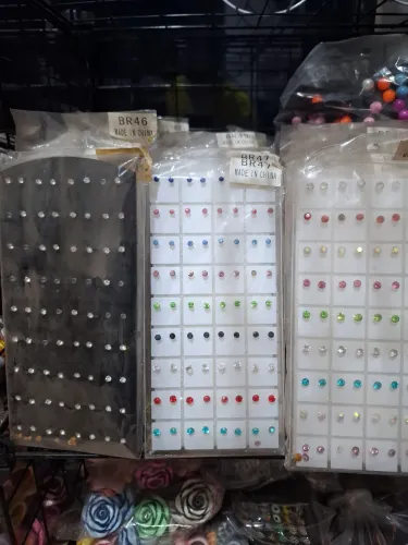 Cartela de brincos, anéis e Bijuterias
