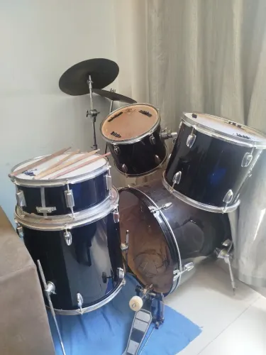 Vendo ou troco bateria usada . Valor pra venda 1.200,00 Reais .
