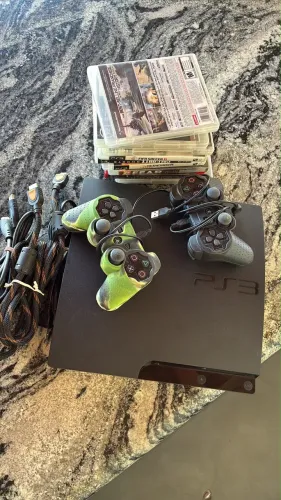 PS3 com duas manetes e 11 jogos originais 