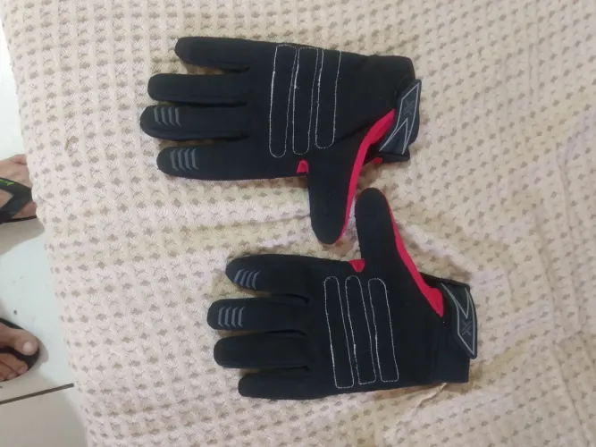 Vende-se 2 par de luvas de motocross novas
