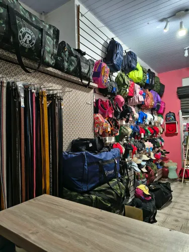 Vende se estoque de loja bolsas cintos carteiras boné etc...