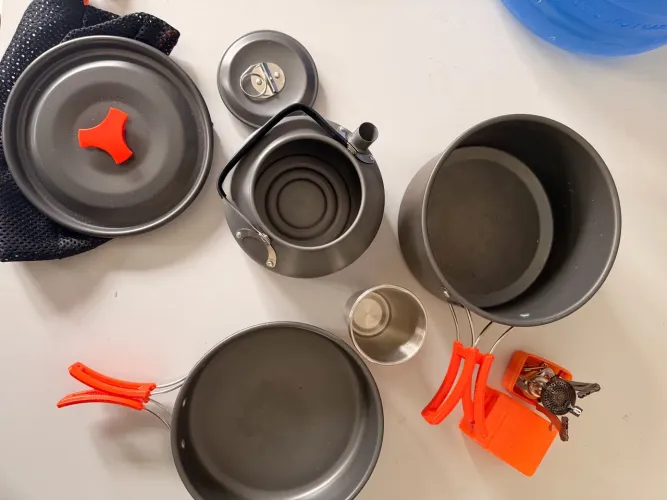 Conjunto panelas camping ? com fogareiro e chaleira