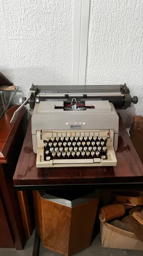 Máquina de escrever datilografar Olivetti LINEA 98 vintage retrô