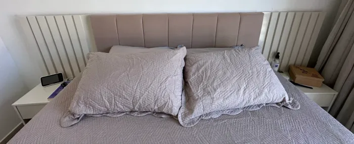 Cabeceira de cama com estofado e gavetas e ripado 