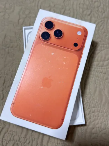 iPhone 17 pro Max laranja