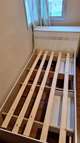 Cama solteiro c/ baú e gavetas.