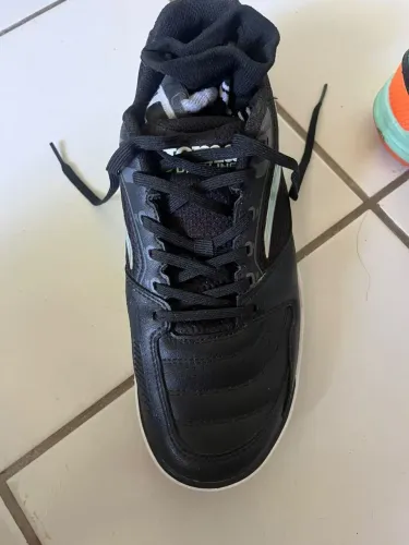 Chuteira de futsal joma dribling tamanho 41/40 usada duas 2,acompanha meia antiderrapante