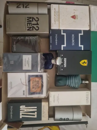 Frascos vazios de perfumes importados