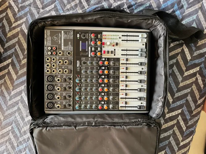MESA DE SOM BEHRINGER