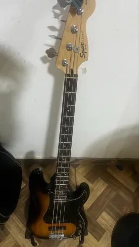 Squier P Bass 4 cordas crafted in Indonesia