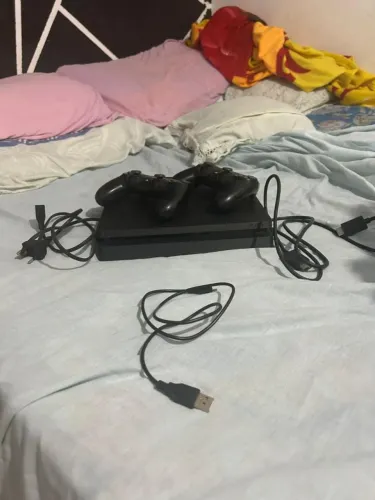 Ps4 slim 500gb, 2 controles e todos os cabos, em perfeito estado