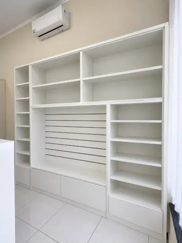 Mobília de loja branca modular - 4m x 2,70m + balcão caixa