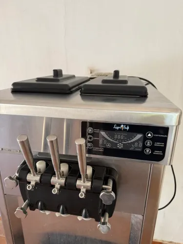 Máquina de sorvete logrosoft praticamente nova 