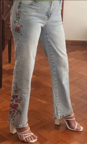Calça jeans stretch com bordado