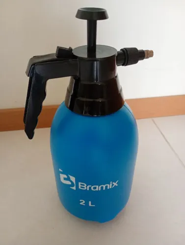 Pulverizador com regulagem no bico.