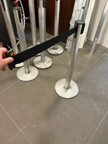 Pedestal para organizar filas cromado