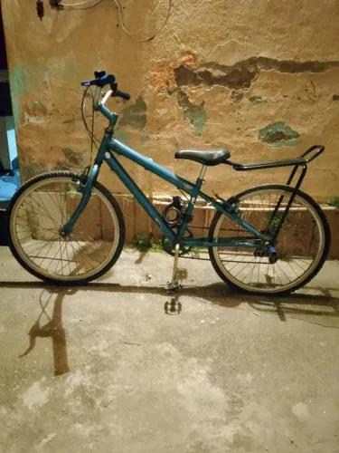 Tô vendendo essa bicicleta pequena, só o pneu traseiro que está ruim.