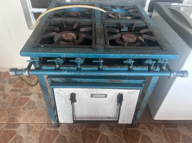 Vendo fogão industrial 4 bocas com forno