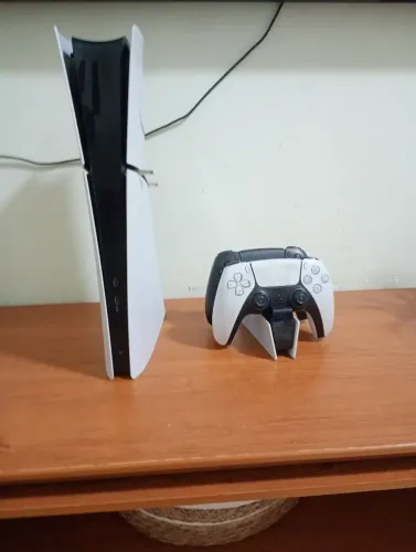 PlayStation 5 slim usado 2 controles e a base pra carregar