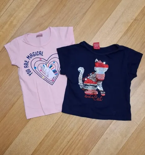 Duas camisas de longa curta infantis