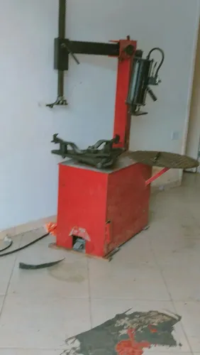 Vendo essa máquina de montar e desmontar pneus de moto e carro até aro 23