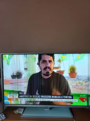 VENDO TV PHILCO 55' - COM LISTRAS NA TELA