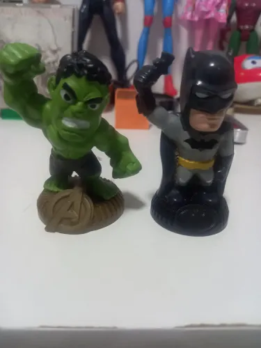 MINIATURA HULK E BATMAN LACTA COLEÇÃO
